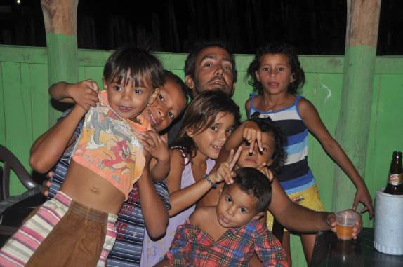 Festa com as crianças no Bar do Martins, na Ilha de Lençóis, nas Reentrâncias Maranhenses - MA